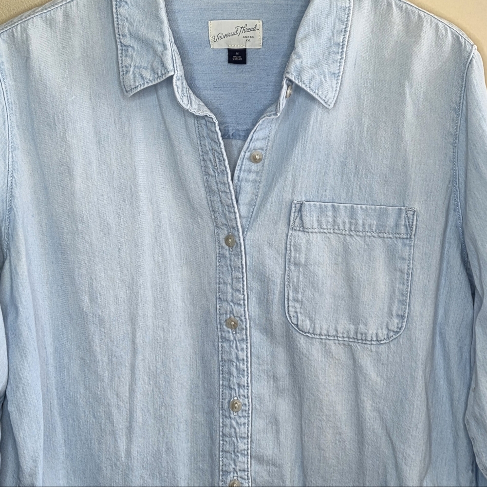 Universal Thread Chambray Blue Button Front Denim Shirt Size Medium Casual - Picture 2 of 4